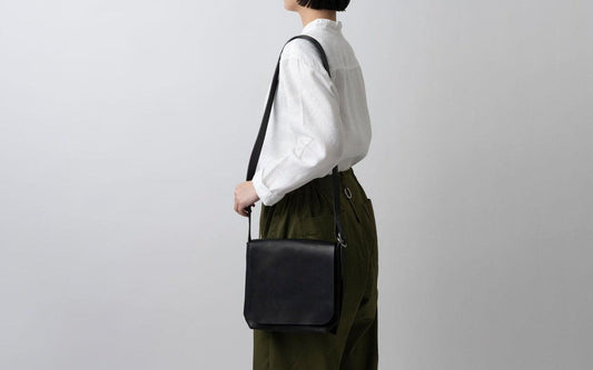 レザーショルダーバッグ black <S>フタつき