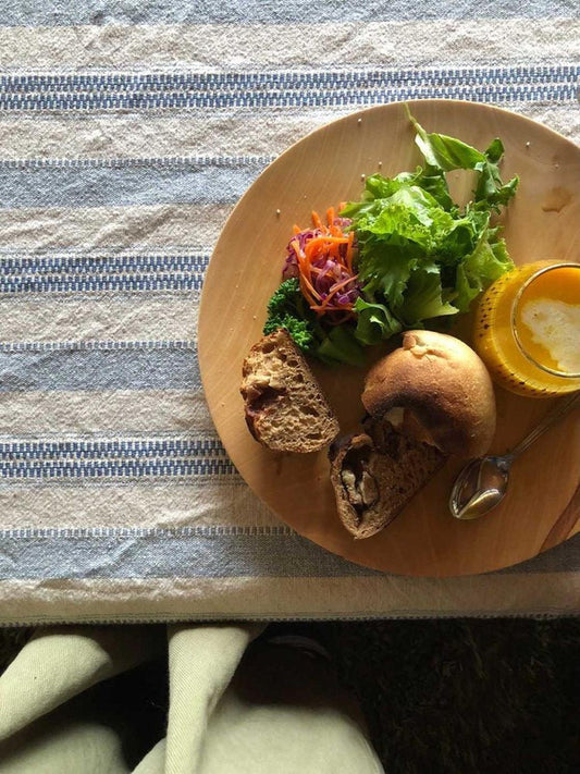 みんなの使い方 038　ろくろ挽きの木皿　栃（とち）の木　８寸(24cm)