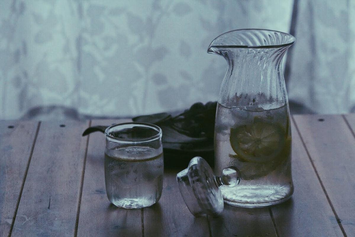 吹きガラスの蓋付きピッチャー ブルー