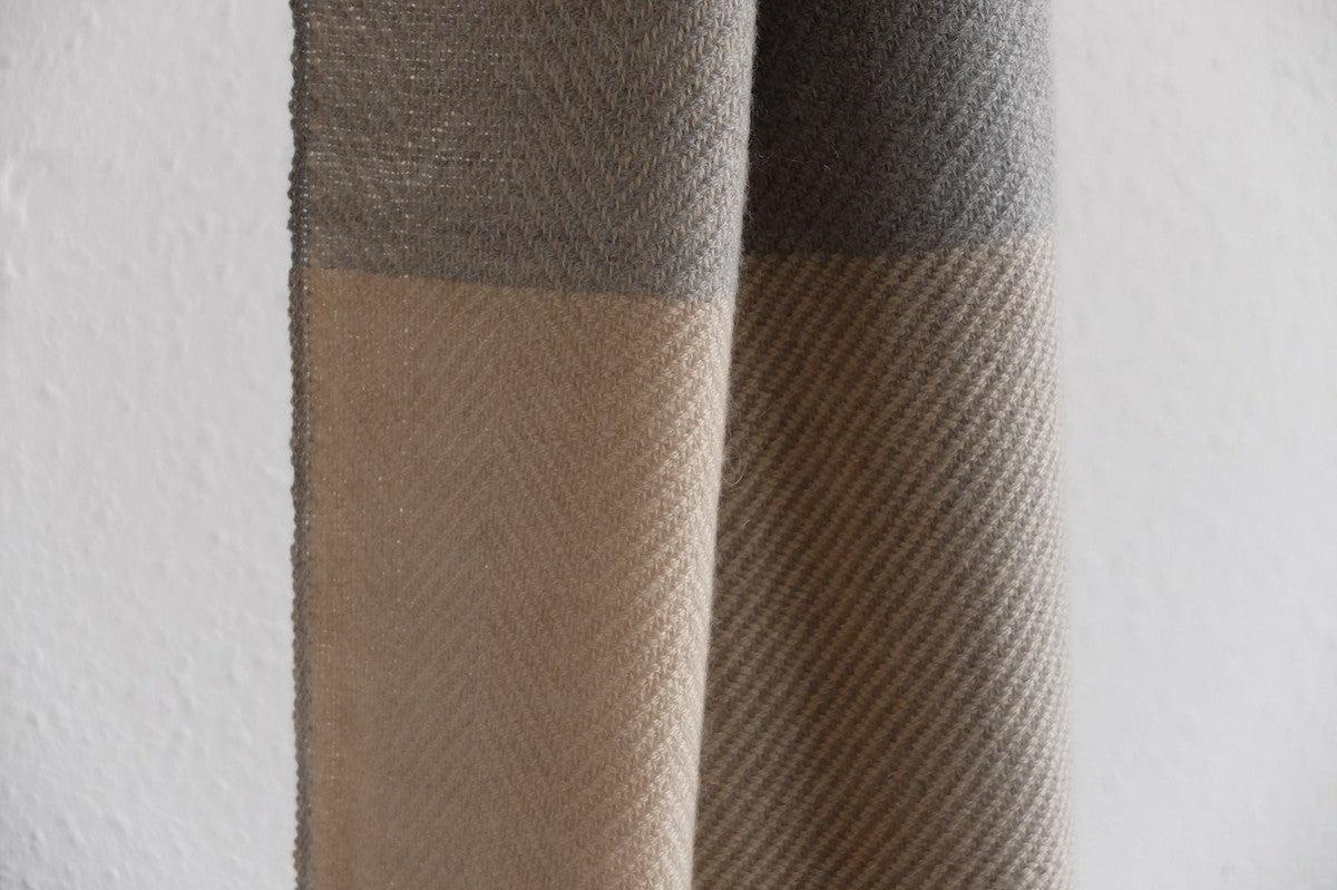 手織りカシミヤマフラー 墨染め×胡桃染め 切り房