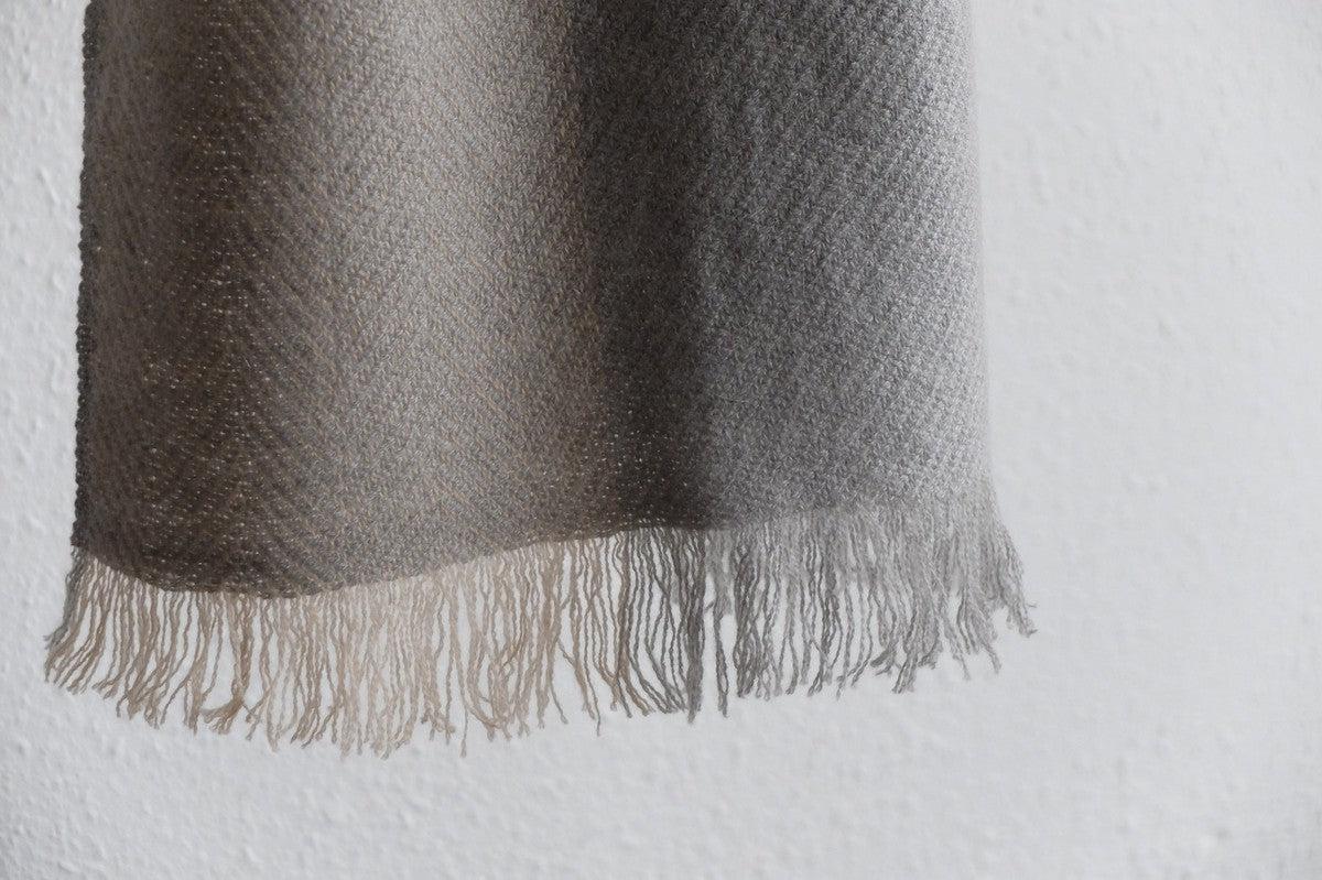 手織りカシミヤマフラー 墨染め×胡桃染め 切り房