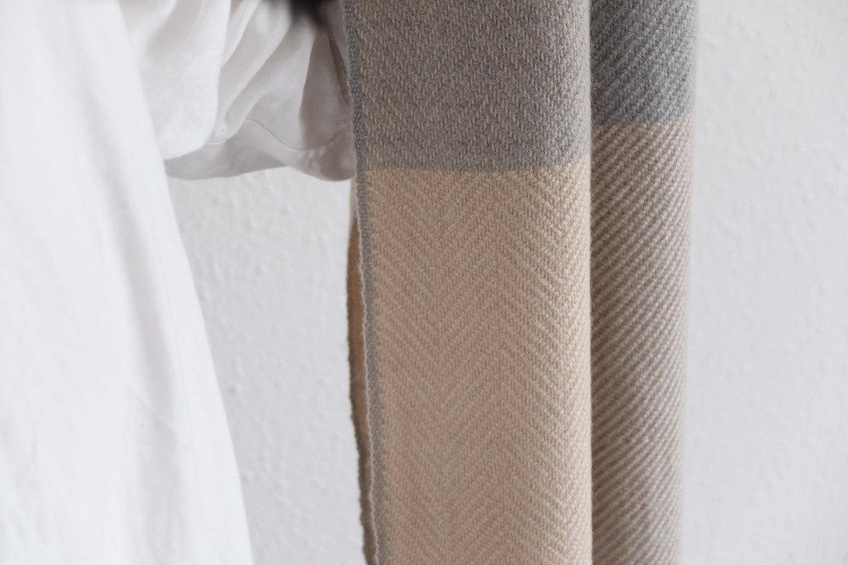 手織りカシミヤマフラー 墨染め×胡桃染め 切り房