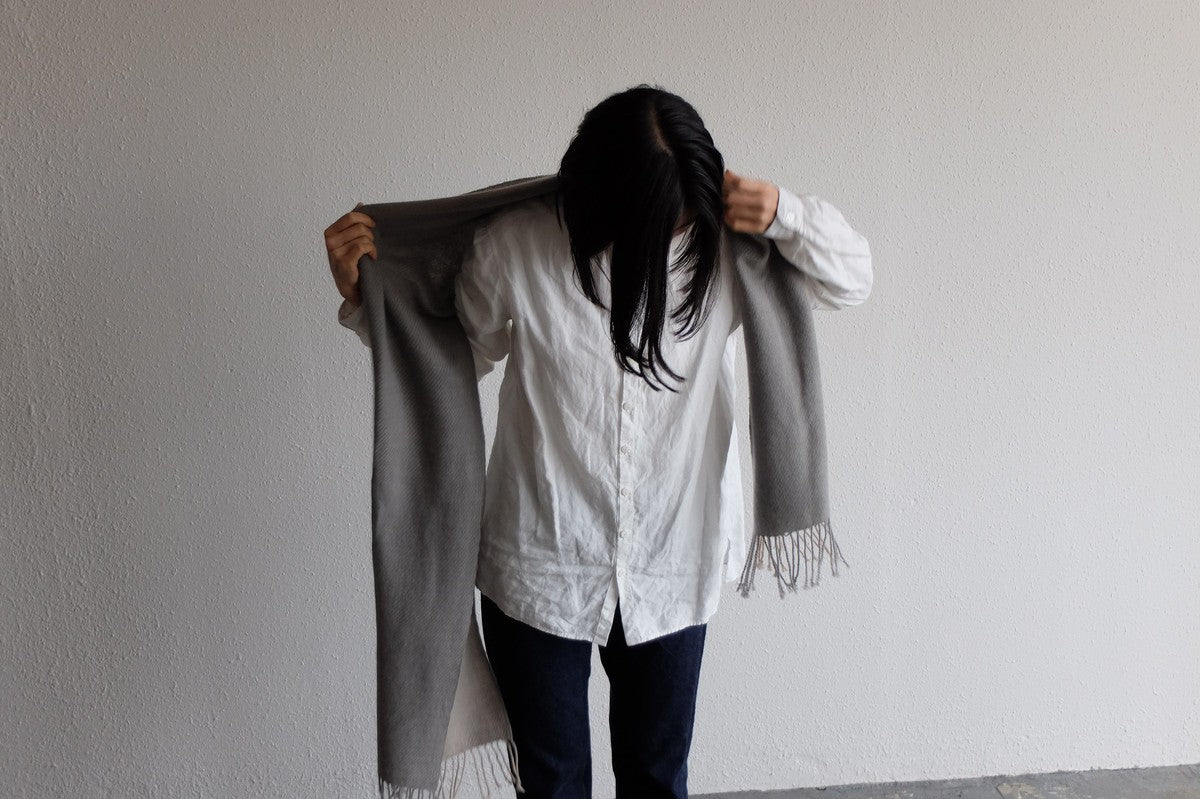 手織りカシミヤマフラー 墨染め×胡桃染め 切り房