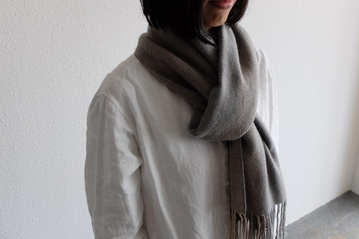 手織りカシミヤマフラー 墨染め×胡桃染め 切り房