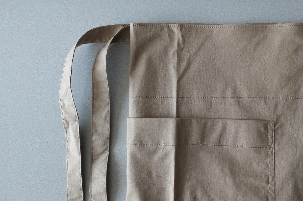 きるもの｜袈裟エプロン｜タイプライターストレッチ｜うす茶｜unisex freesize