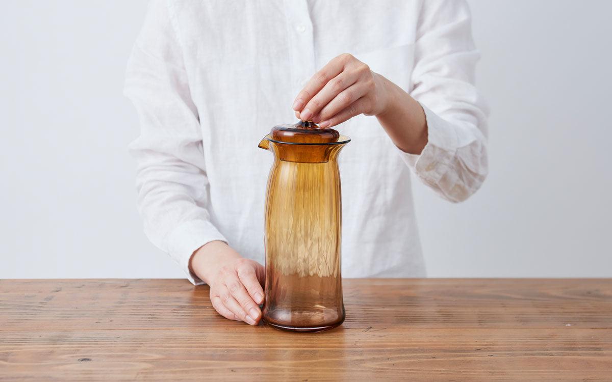 吹きガラスの蓋付きピッチャー ブルー