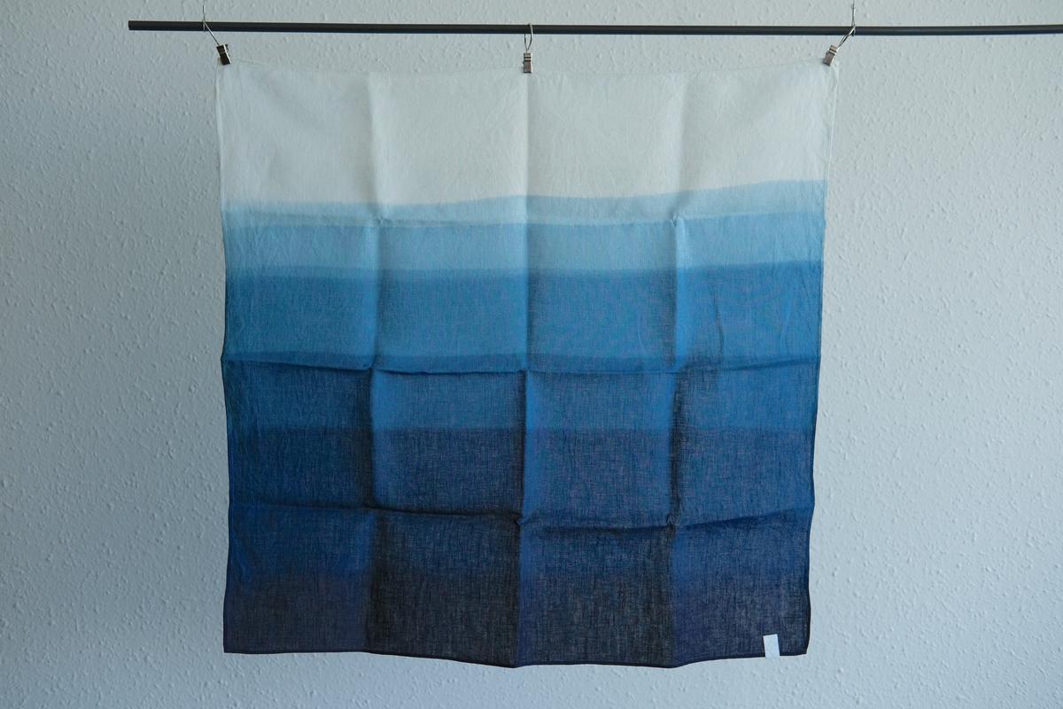 【1点限定】本藍染め麻風呂敷 小（グラデーション）