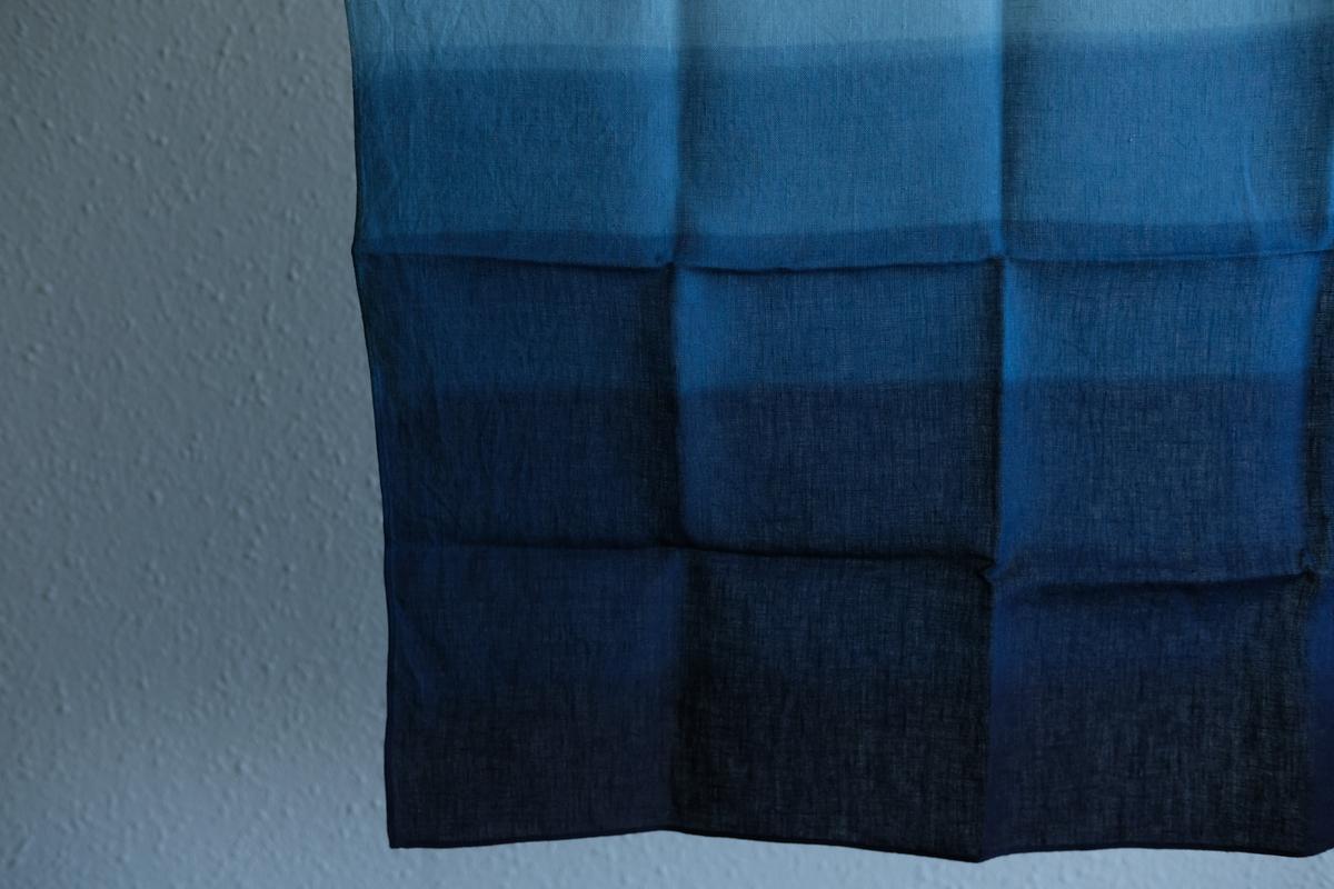 【1点限定】本藍染め麻風呂敷 小（グラデーション）