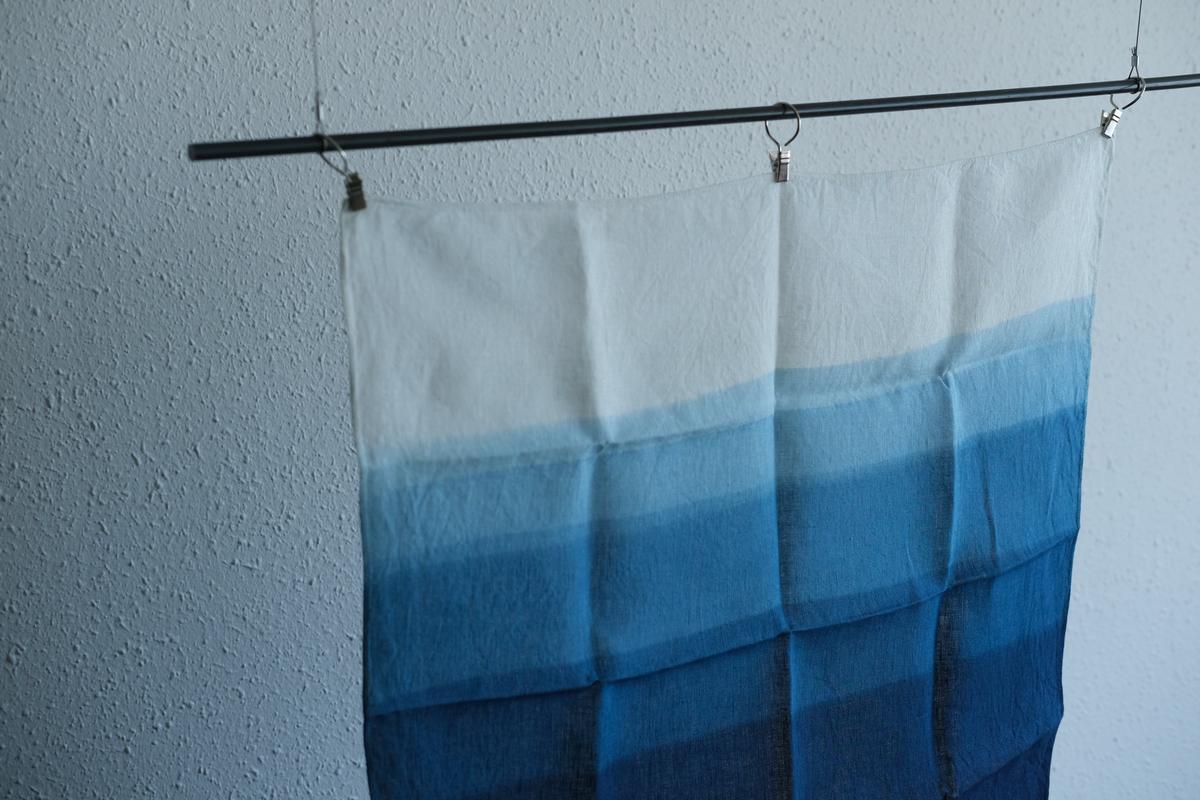 【1点限定】本藍染め麻風呂敷 小（グラデーション）