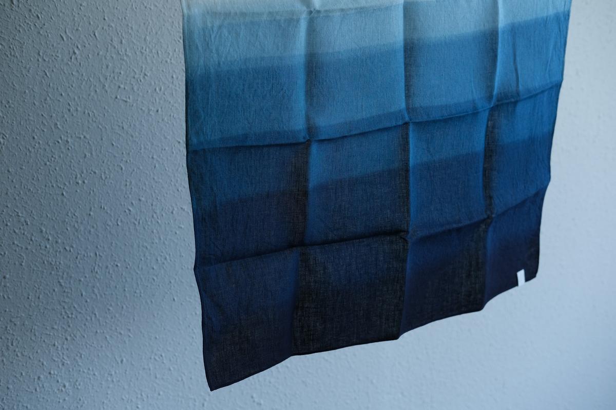 【1点限定】本藍染め麻風呂敷 小（グラデーション）