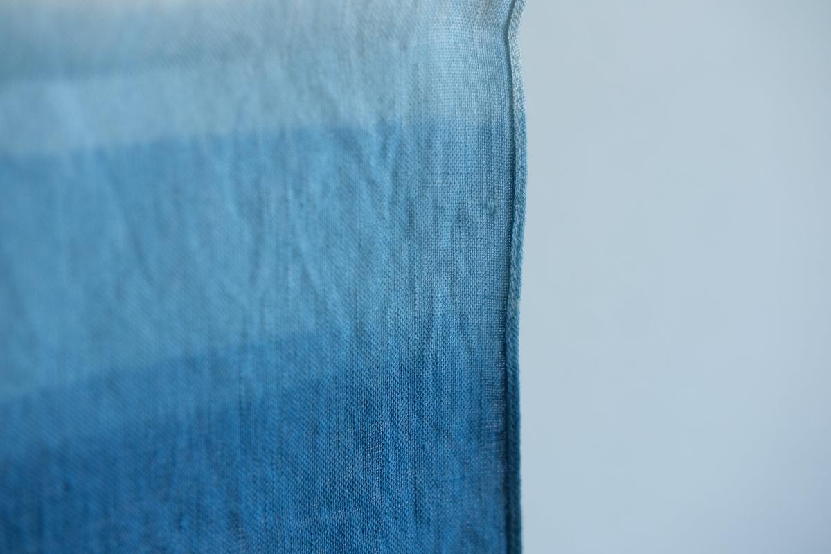 【1点限定】本藍染め麻風呂敷 小（グラデーション）