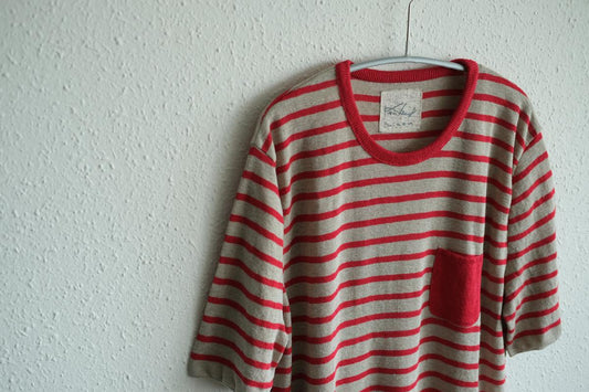リネンニットボーダー半袖プルオーバー｜メンズ｜生成×レッド
