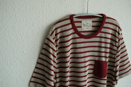 リネンニットボーダー半袖プルオーバー｜メンズ｜生成×エンジ