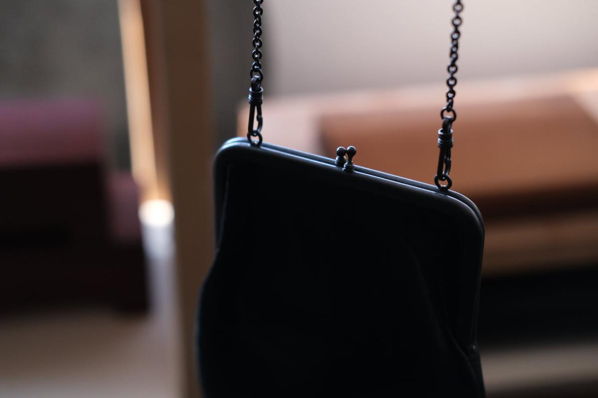 レザーショルダーポーチ frame porch SLAO-51 ＜鹿革 black＞ 01