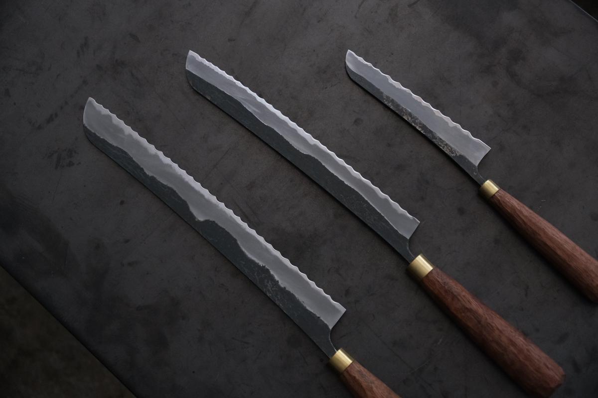 黒打ちパン切り包丁240mm 赤畠大徳