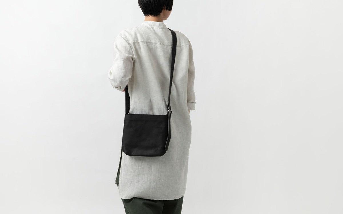 レザーショルダーバッグ black ＜S＞フタつき