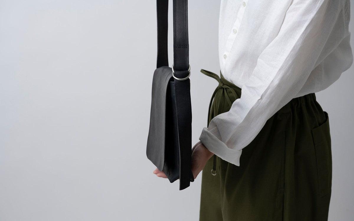 レザーショルダーバッグ black ＜S＞フタつき