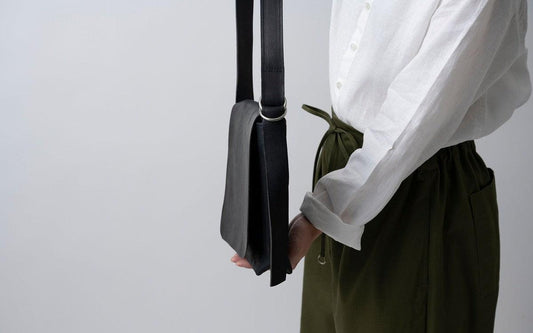 レザーショルダーバッグ black ＜S＞フタつき