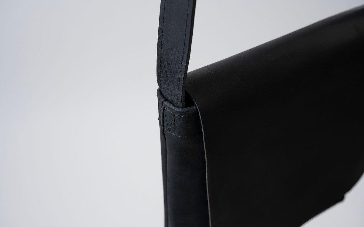 レザーショルダーバッグ black ＜S＞フタつき