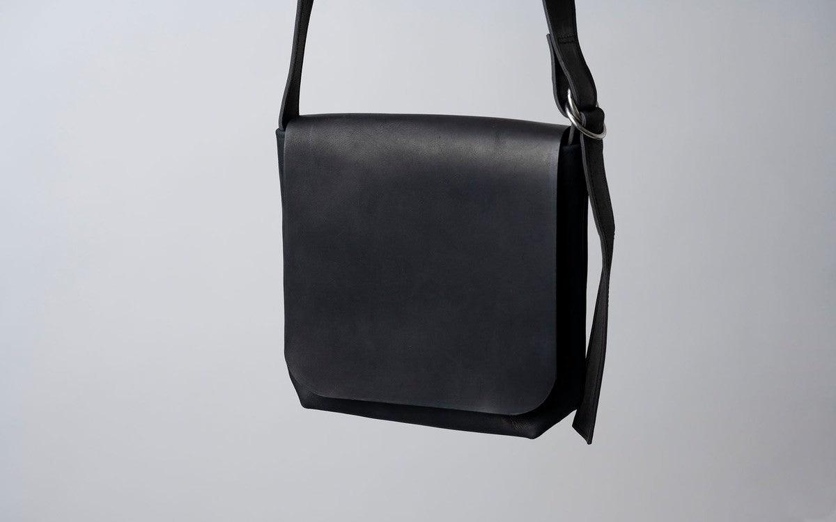 レザーショルダーバッグ black ＜S＞フタつき