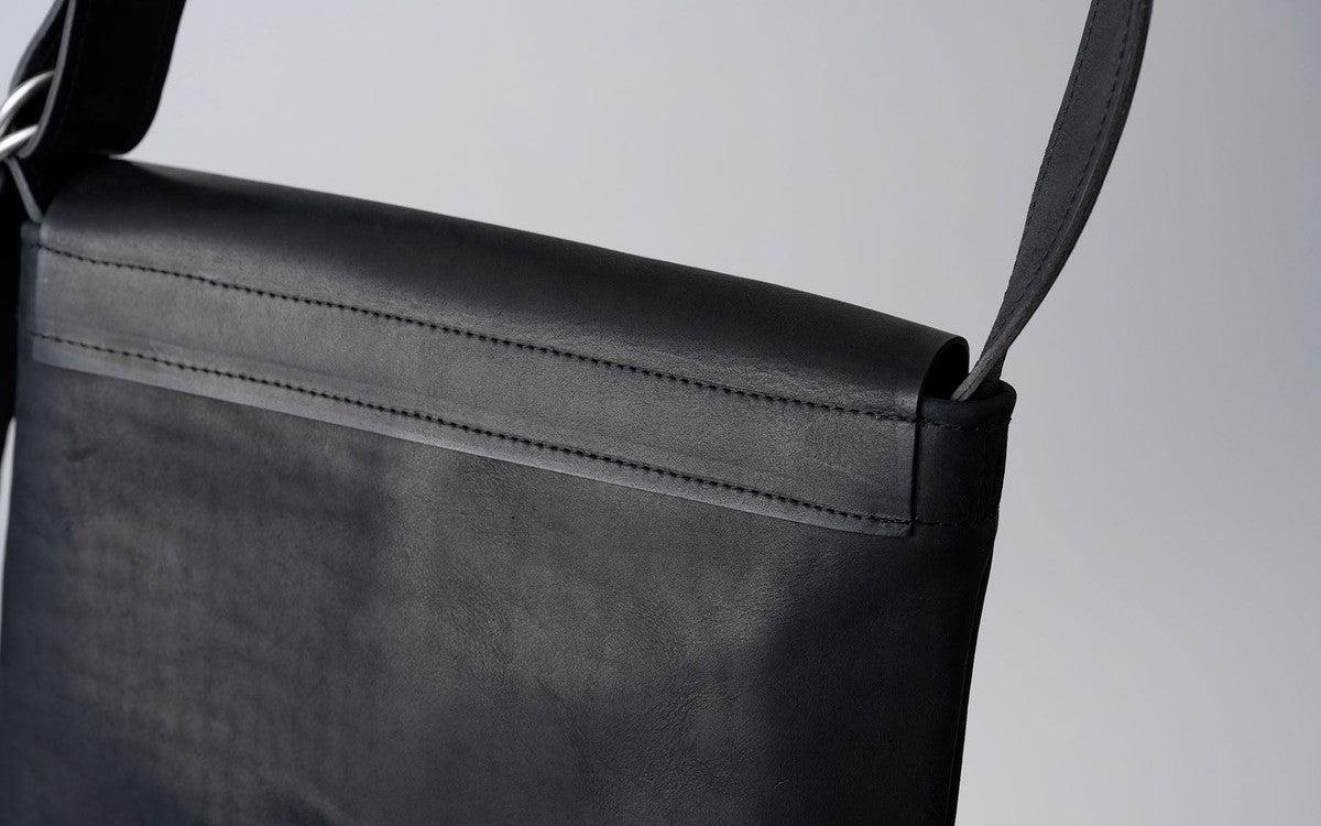 レザーショルダーバッグ black ＜S＞フタつき