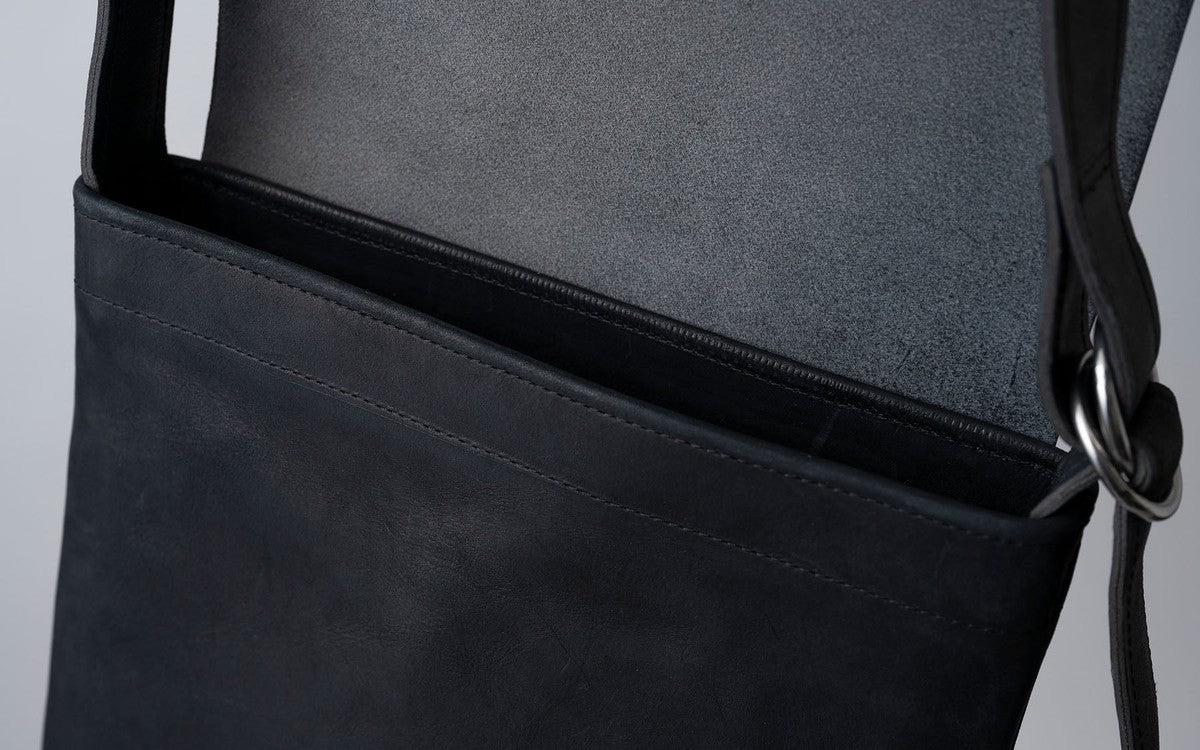 レザーショルダーバッグ black ＜S＞フタつき