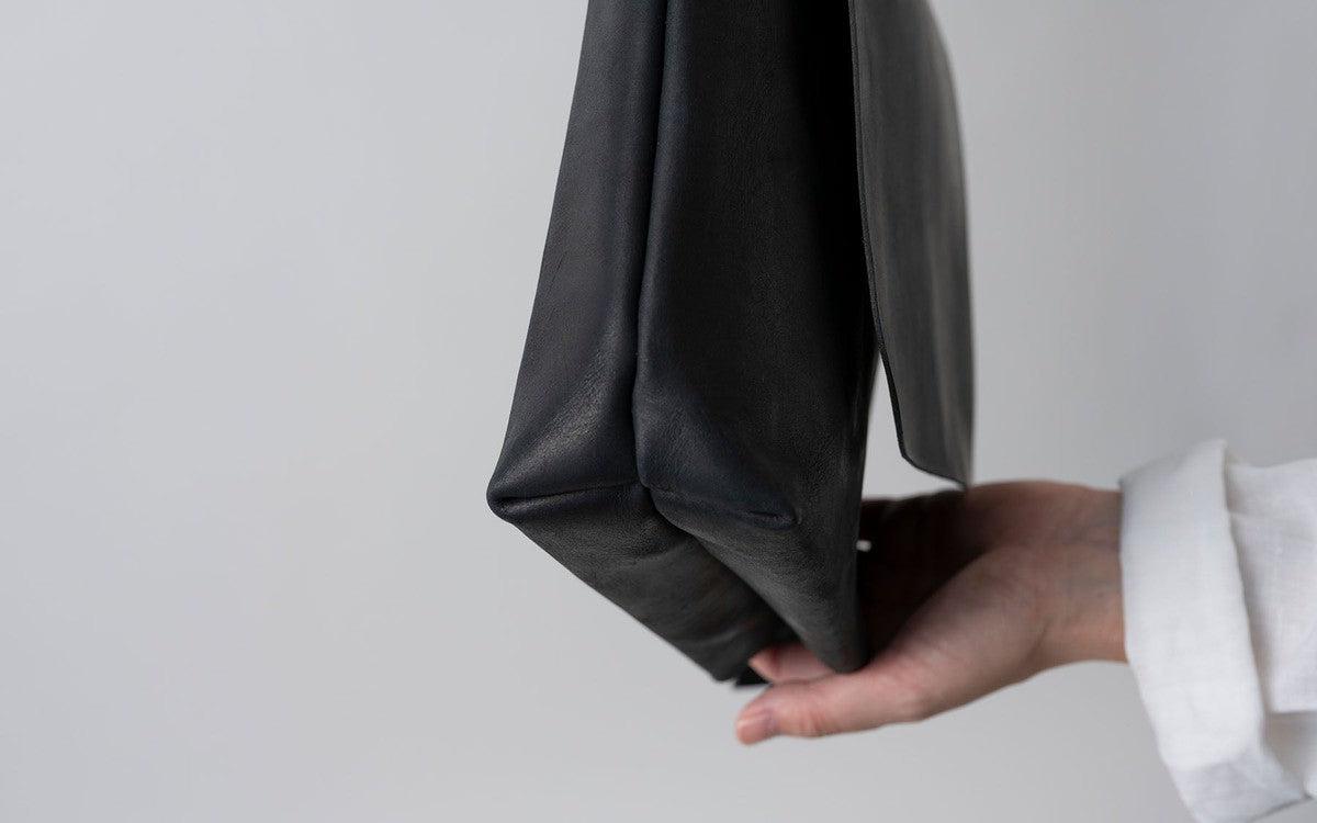 レザーショルダーバッグ black ＜S＞フタつき