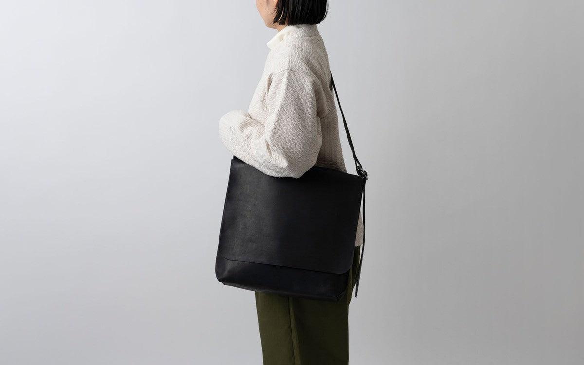 【再入荷】レザーショルダーバッグ black ＜L＞フタつき