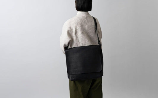 【再入荷】レザーショルダーバッグ black <L>フタつき