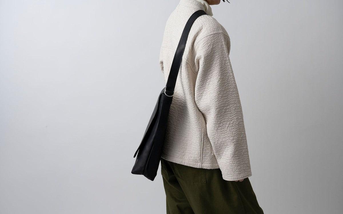 【再入荷】レザーショルダーバッグ black ＜L＞フタつき