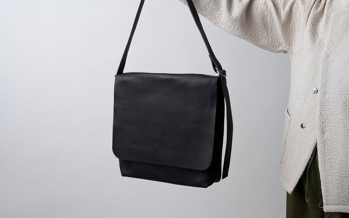 【再入荷】レザーショルダーバッグ black ＜L＞フタつき