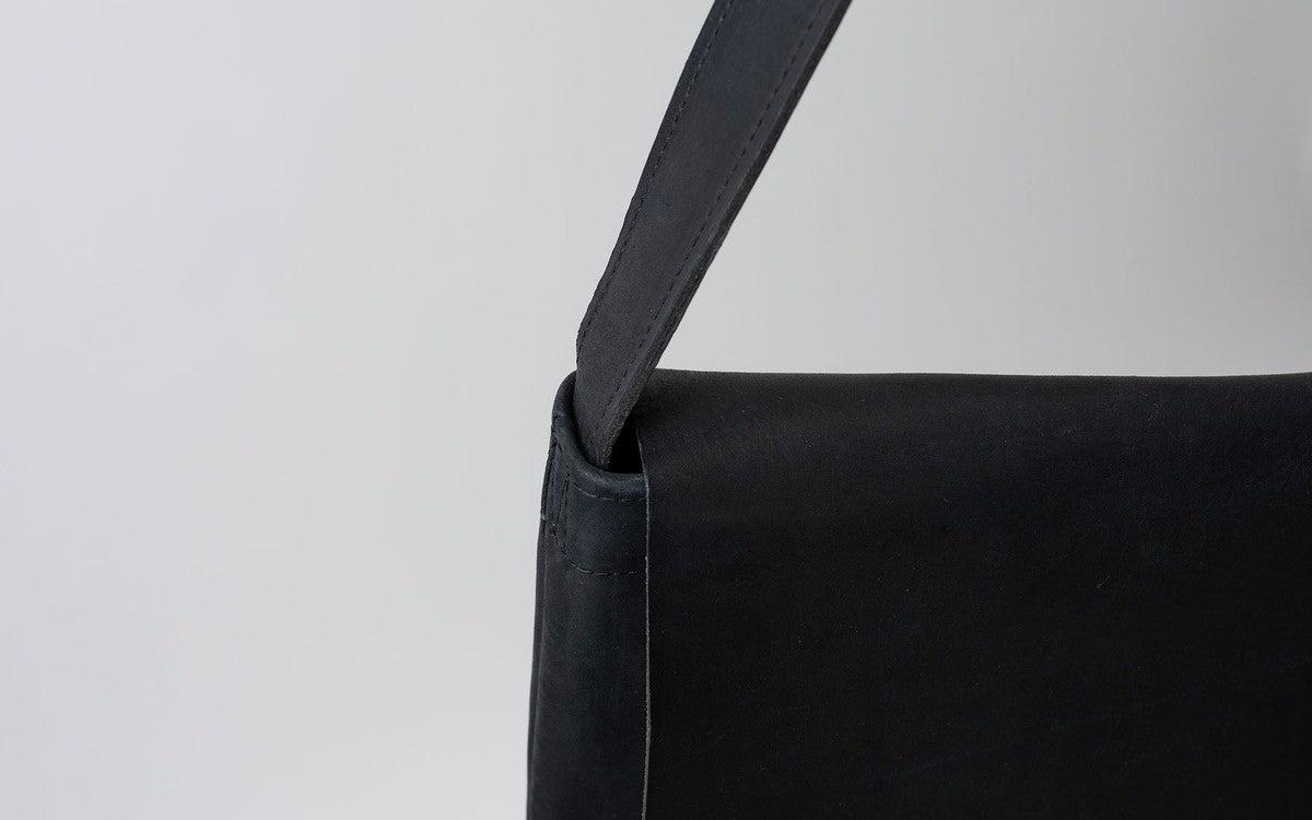 【再入荷】レザーショルダーバッグ black ＜L＞フタつき