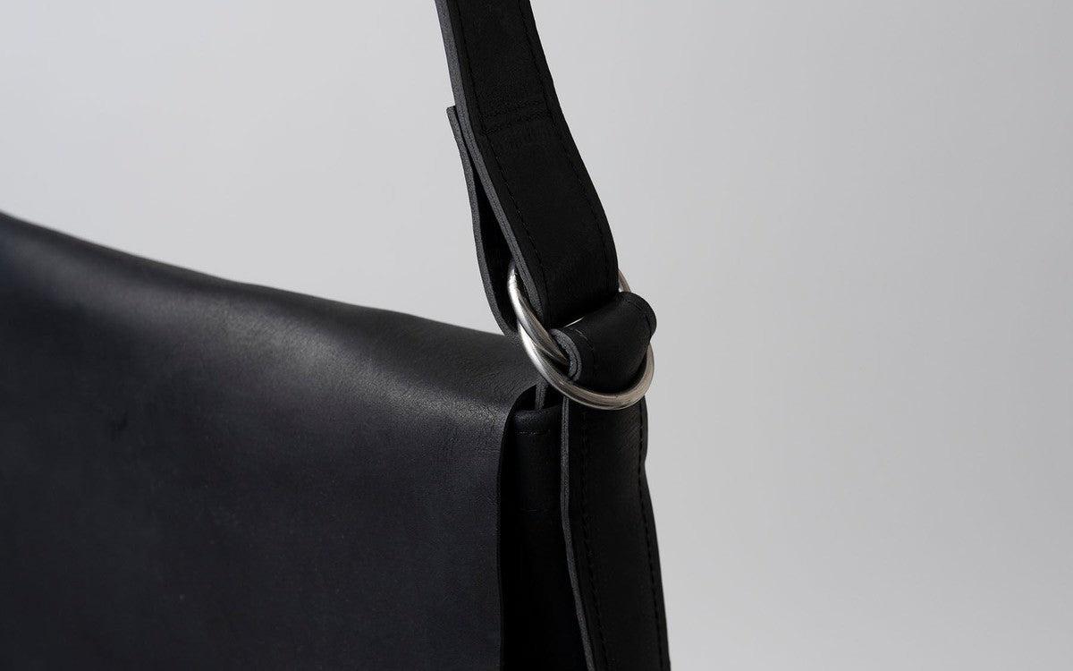 【再入荷】レザーショルダーバッグ black ＜L＞フタつき