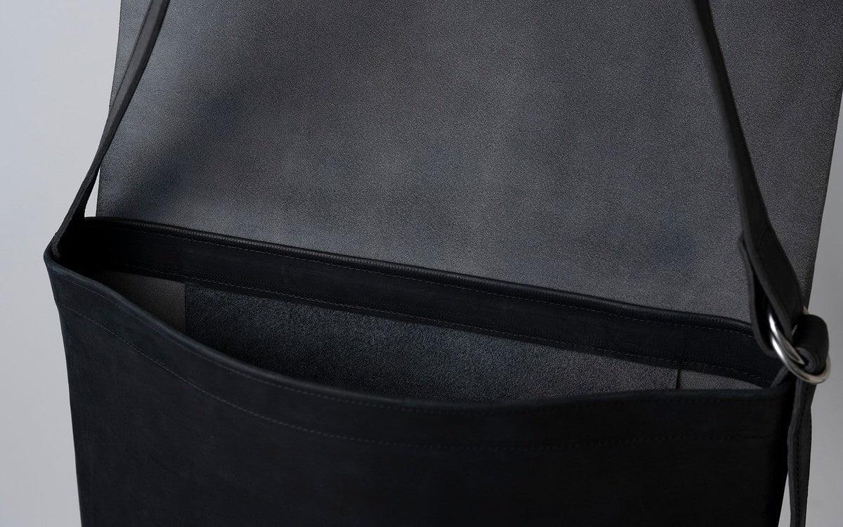 【再入荷】レザーショルダーバッグ black ＜L＞フタつき