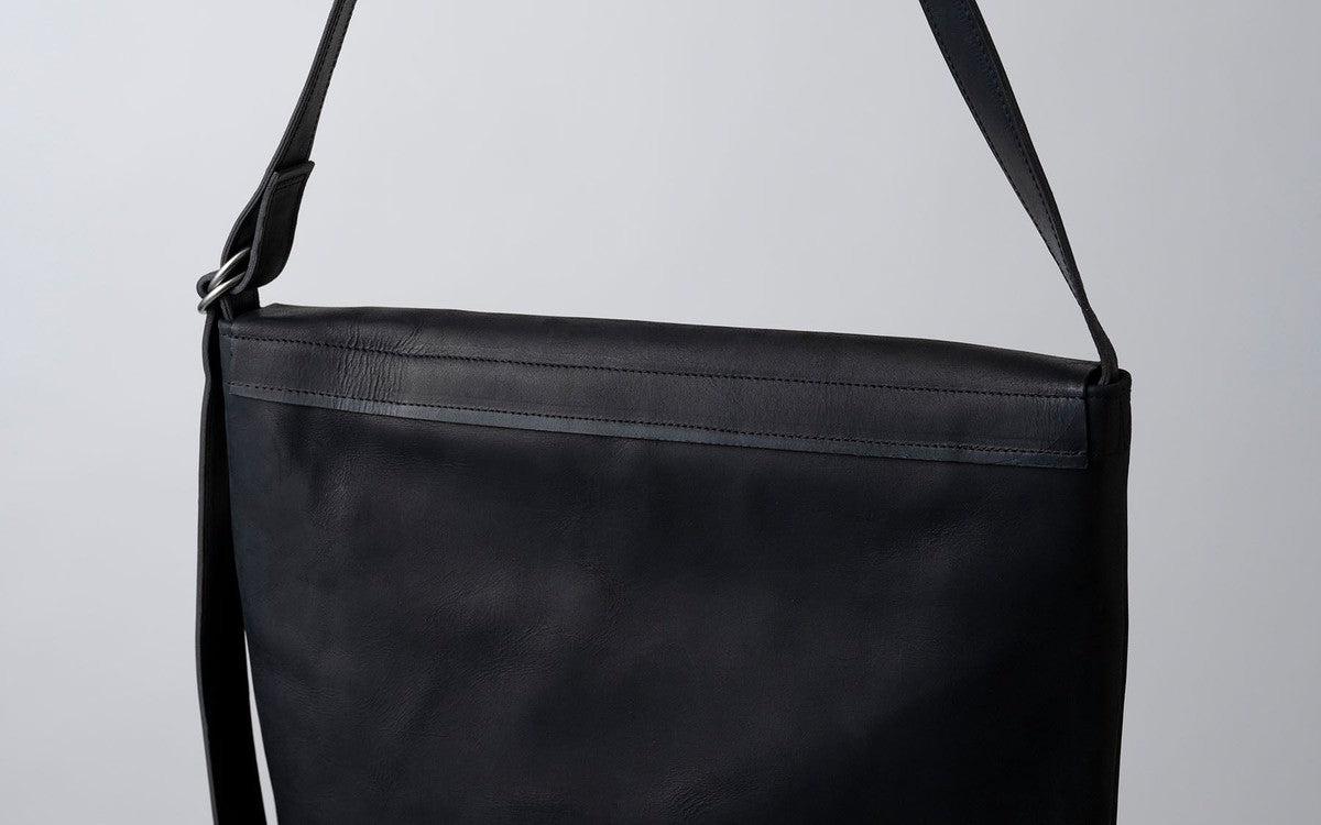 【再入荷】レザーショルダーバッグ black ＜L＞フタつき