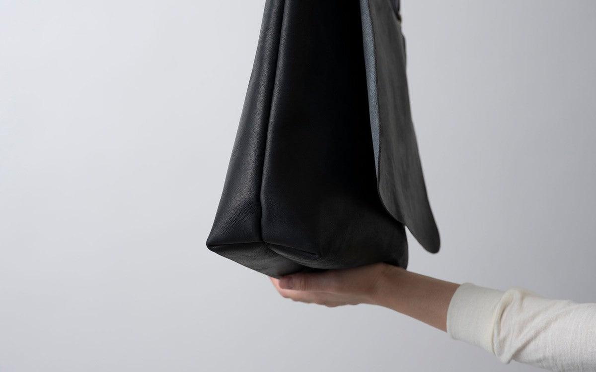 【再入荷】レザーショルダーバッグ black ＜L＞フタつき