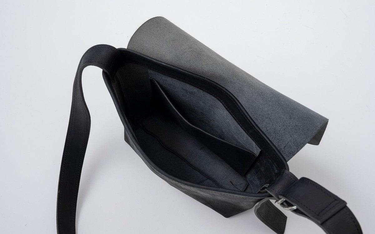 【再入荷】レザーショルダーバッグ black ＜L＞フタつき