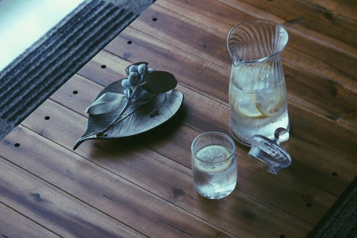 吹きガラスの蓋付きピッチャー ブルー