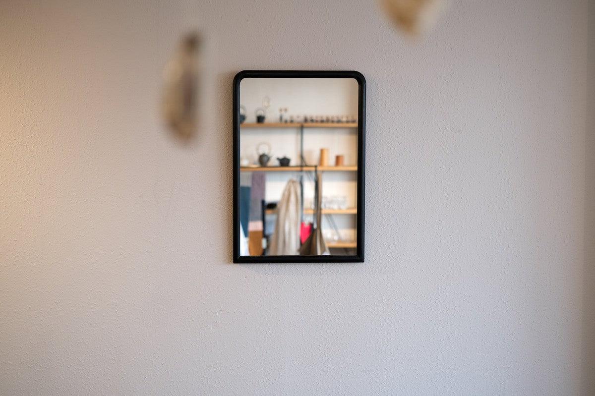 四角鏡 黒 368×490mm｜三浦治