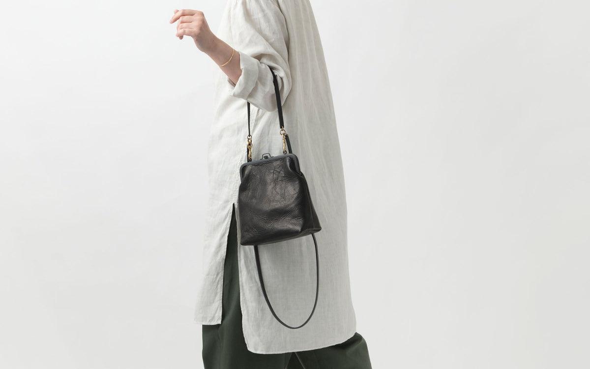 frame porch ＜エゾ鹿革黒染・Lマチあり＞ レザーショルダーポーチ SHO-61D