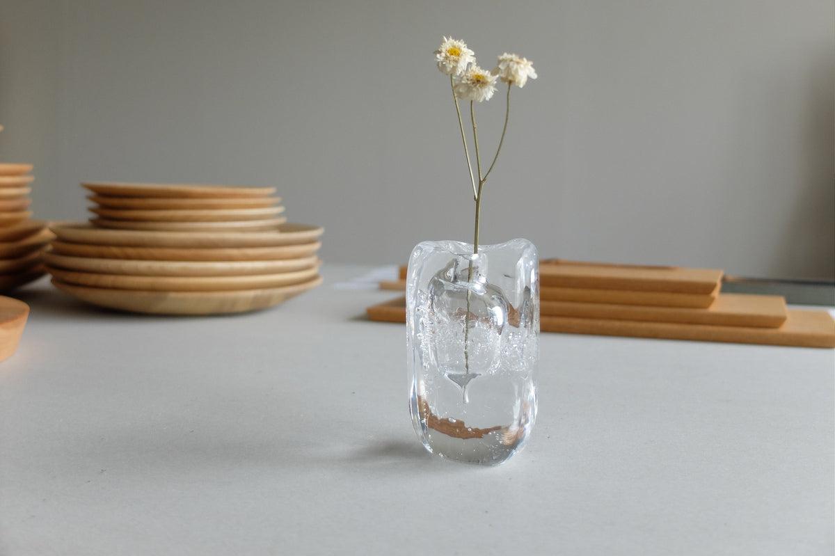 ガラスのフラワーベース