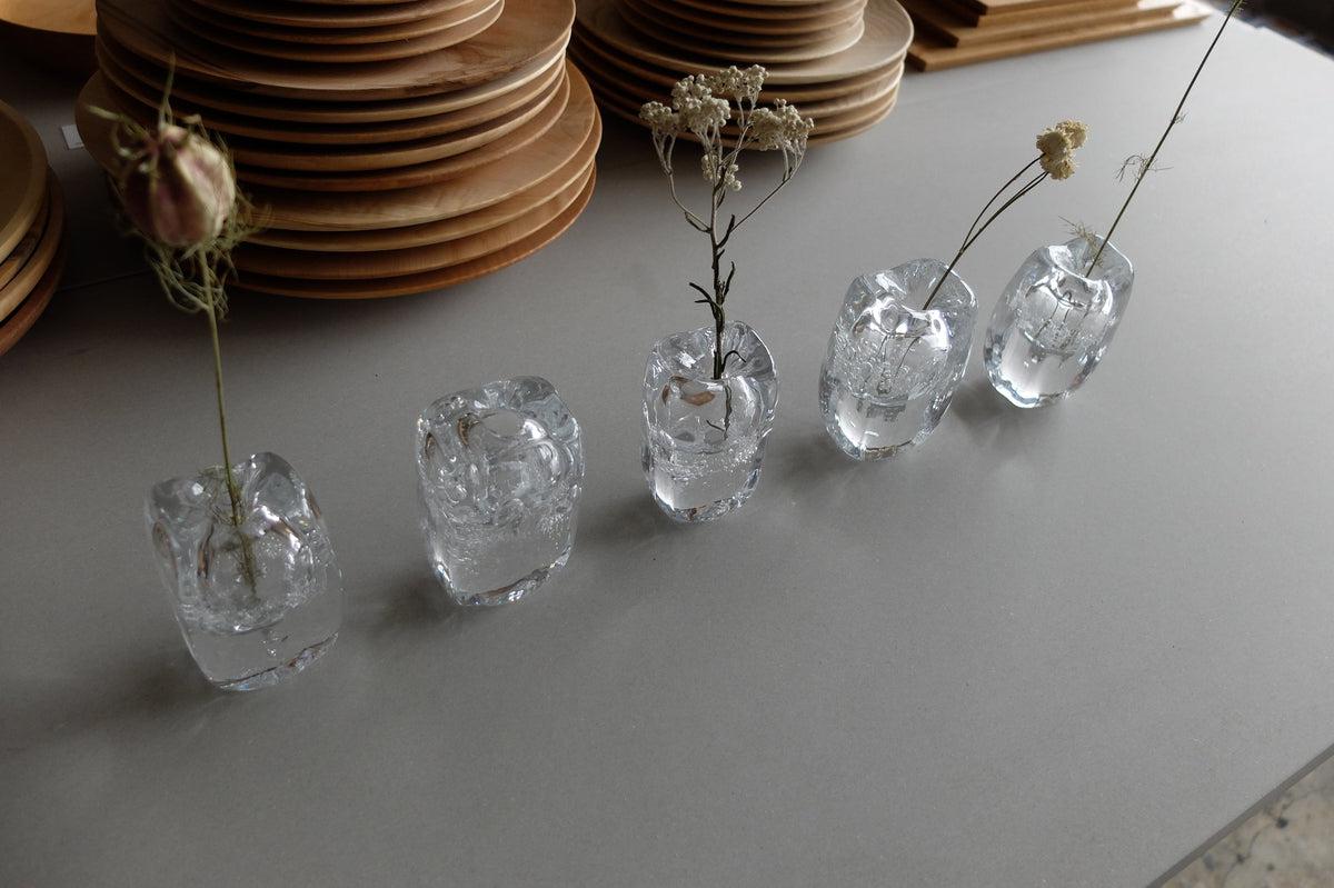 ガラスのフラワーベース