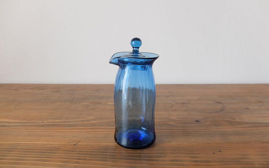 吹きガラスの蓋付きピッチャー ブルー