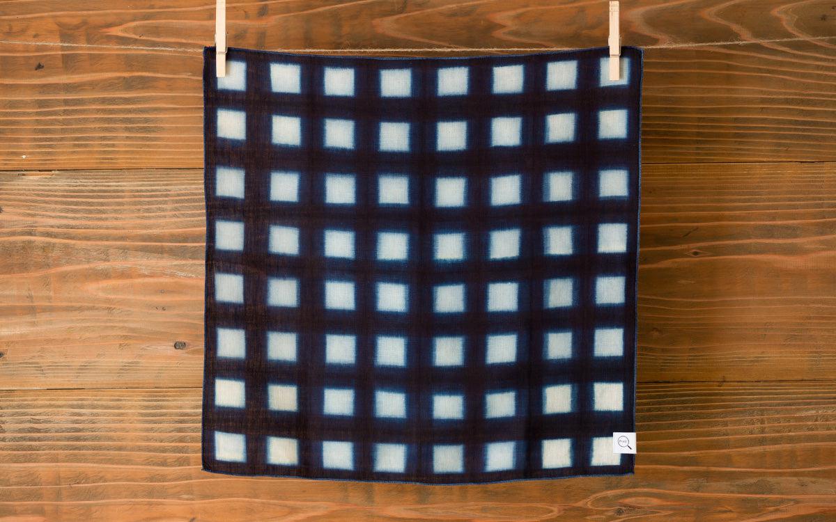 本藍染めリネンハンカチ 板締め升目