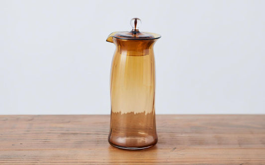 吹きガラスの蓋付きピッチャー アンバー