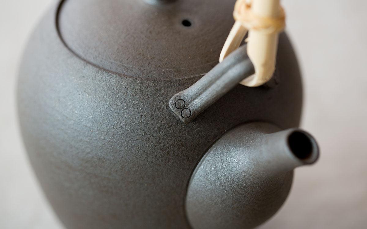 籐の弦つき急須 焼締め