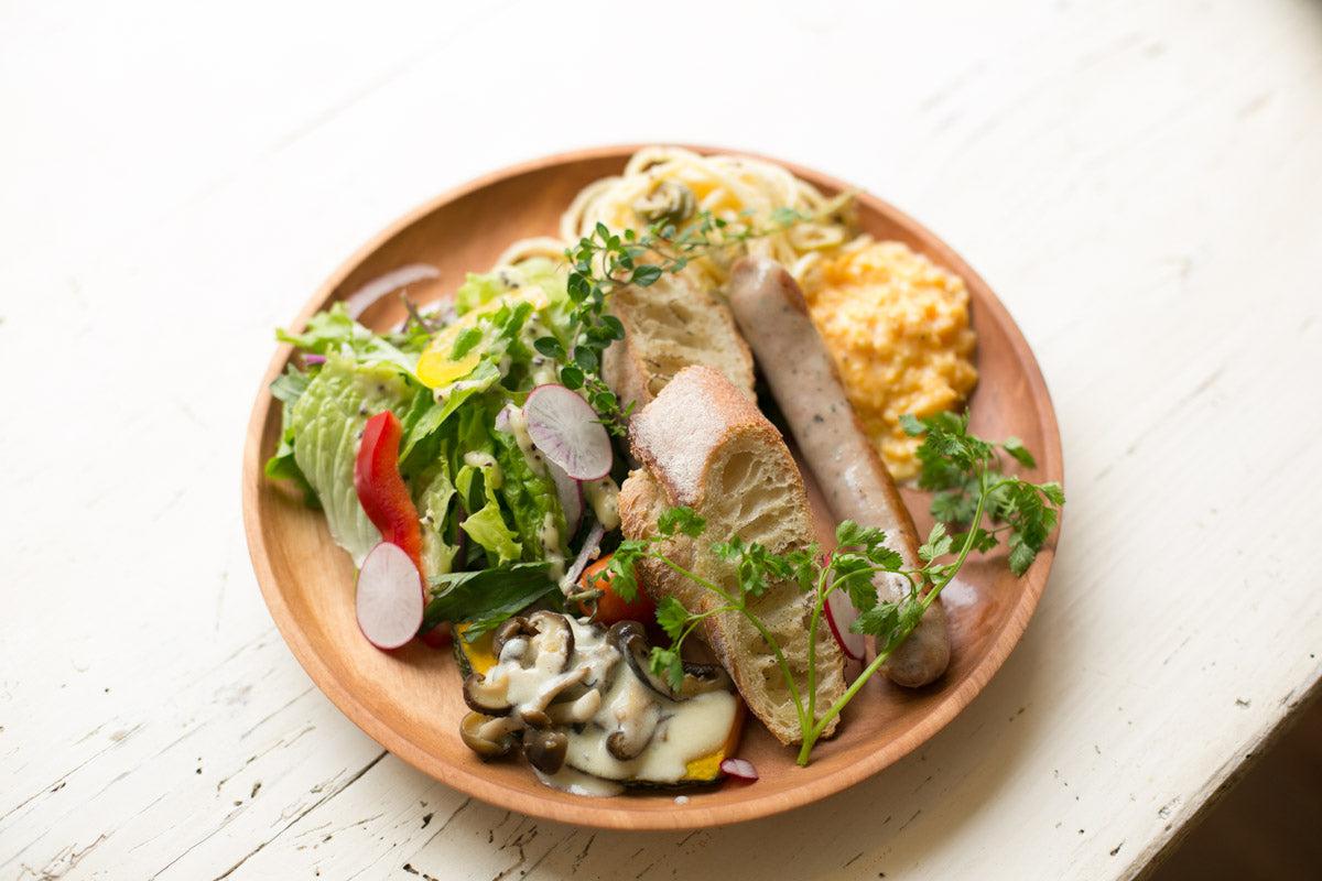 朝食の時間を愉しむ木のプレート 栃 24cm