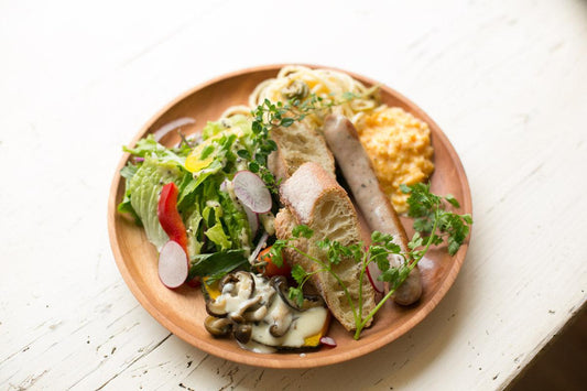 朝食の時間を愉しむ木のプレート 栃 24cm