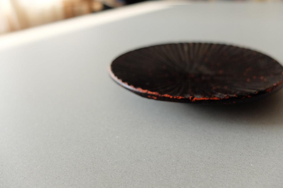 ハツリ小皿 チェリー｜漆塗り 黒×朱