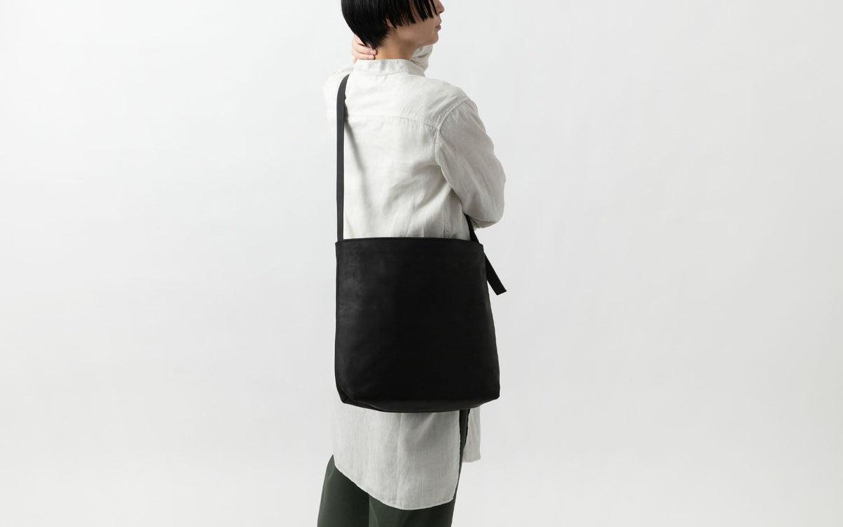 レザーショルダーバッグ black ＜L＞